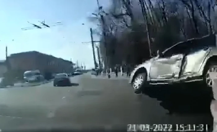 Una dintre maşini s-a răsturnat în urma impactului Foto: Captură Facebook