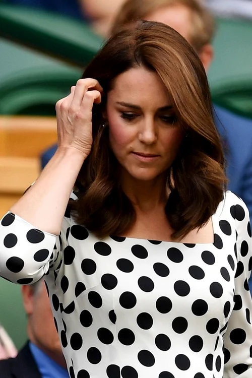 Kate Middleton a dat dovadă de curaj când a renunţat la buclele lejere caracteristice şi s-a tuns bob scurt 