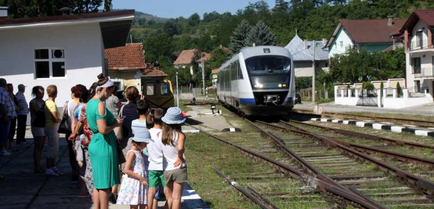 Zeci de persoane au fost aduse în gări pentru a întâmpina Săgeata Albastră FOTO: Bianca Sara
