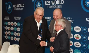 Nenad Lalovic, președintele Federației Internaționale de Lupte, i a oferit o insignă lui Gheorghe Berceanu jpeg