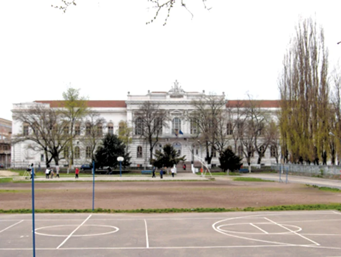 Arad: Gripa nouă a ajuns în băncile şcolilor arădene