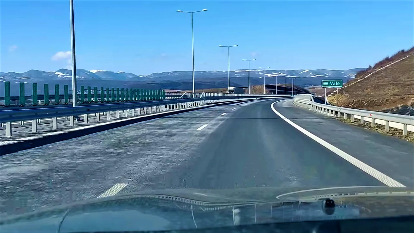Asociaţia Pro Infrastructura a postat un clip cu porţiunea de 62 de km de autostradă montană care leagă Nădăşelu de Câmpia Turzii, bucată din A3 Transilvania neterminată.