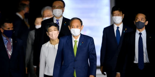 Premierul japonez Yoshihide Suga şi soţia sa Mariko Suga sosesc la summitul g7 FOTO Profimedia