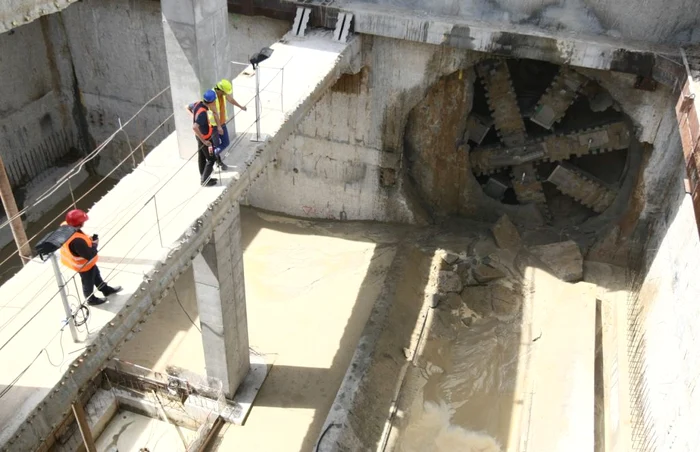 Cârtiţa Varvara, utilajul care sapă noile tuneluri de metrou de pe Magistrala 4, a ajuns în staţia Laminorului FOTO Dorin Constanda