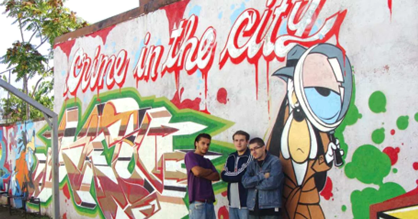 Claudiu Olaru (dreapta) vrea să-i iniţieze pe tineri în arta graffiti