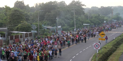 Mii de migranti din Honduras merg in Mexic spre Statele Unite FOTO EPA-EFE