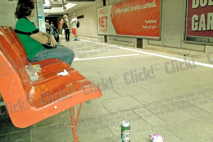 
    Aviatorilor: Scaunele şi  pardoseala sunt  pline de gunoaie (Fotografii: Click!)  