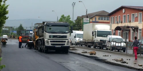 A început asflatarea tronsonului din zona Gării Deva. D.G.