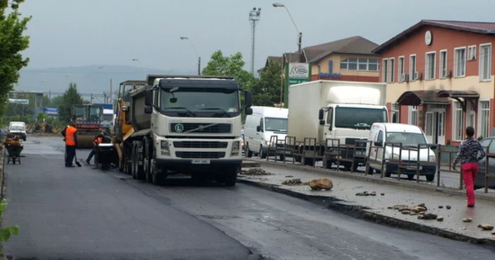 A început asflatarea tronsonului din zona Gării Deva. D.G.