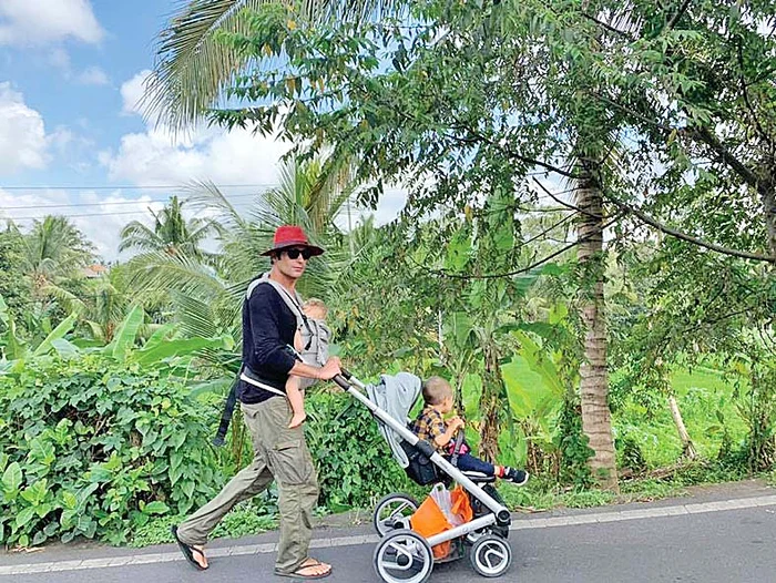 Radu Vâlcan a cărat  copiii zeci de kilometri,  în plimbările făcute acolo