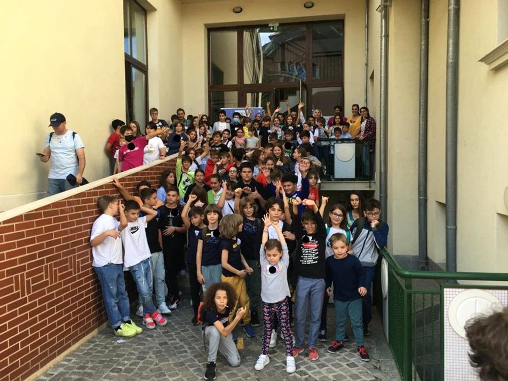 Poza de final, cu o parte dintre copiii pe care am reușit să-i strângem. Restul erau pe la Robotică