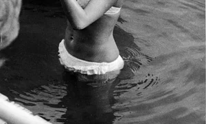 Brigitte Bardot a pozat pentru prima dată în costum de baie când avea 18 ani jpeg