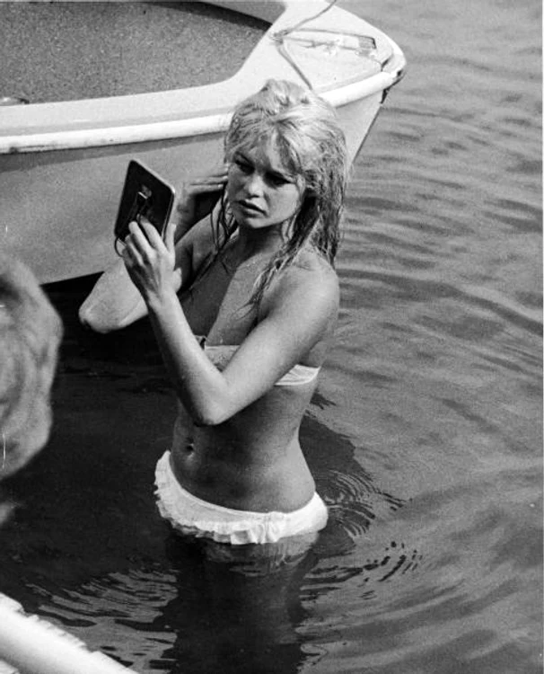 Brigitte Bardot a pozat pentru prima dată în costum de baie când avea 18 ani