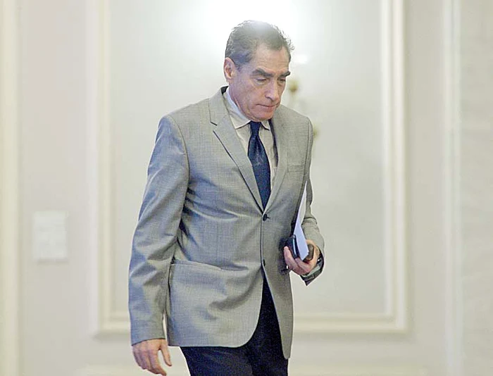 
    Petre Roman s-a prezentat  în fața procurorilor  militari, ieri, la ora 10.00Foto: Mediafax  