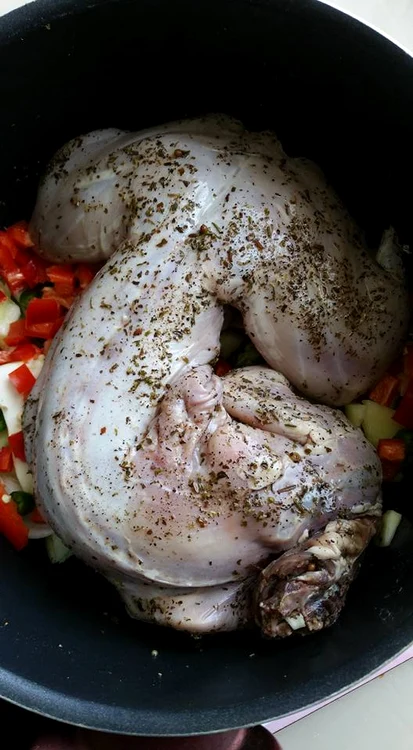 Înainte să fie gătit, iepurele a fost pus de solist pe un pat de ceapă