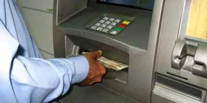 Români arestaţi în SUA după ce au furat peste un milion de dolari din bancomate