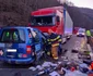 Accident mortal pe Valea Oltului la Câineni - Vâlcea - două victime în urma coliziunii dintre un TIR şi un autoturism Foto ISU Vâlcea