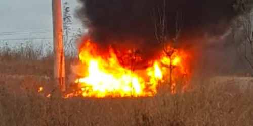 Maşină care a luat foc după impactul cu un stâlp Sursa ISU Constanţa
