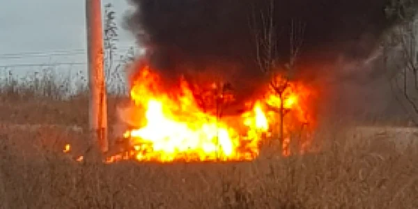Maşină care a luat foc după impactul cu un stâlp Sursa ISU Constanţa