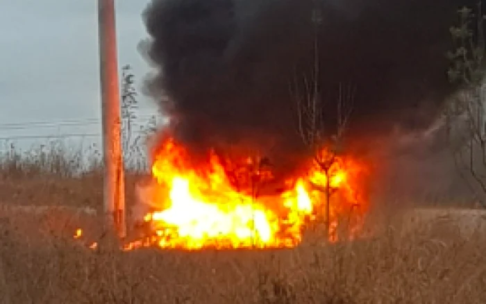 Maşină care a luat foc după impactul cu un stâlp Sursa ISU Constanţa