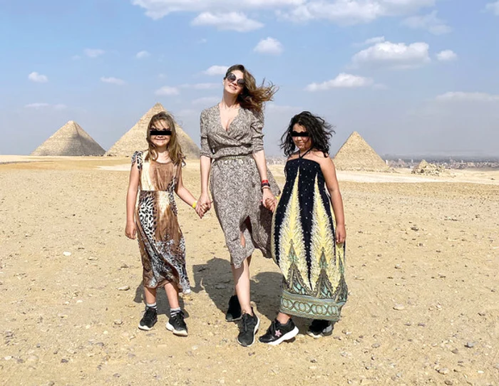 
    Camera i-a fost împodobită cu petale de orhidee  