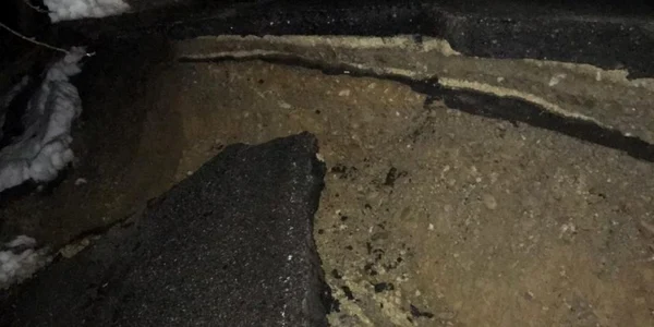 Drum comunal rupt în comuna Slătioara din judeţul Vâlcea din cauza ploilor Foto Adevărul
