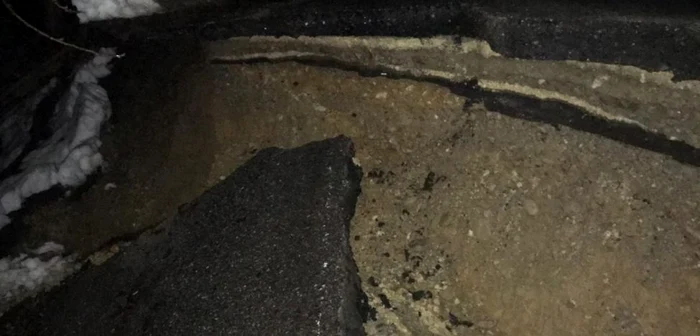 Imagini cu drumul rupt din Slătioara - Vâlcea, în urma precipitaţiilor, Foto: Adevărul
