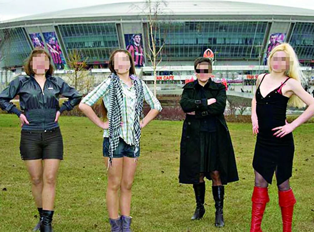 Katya (24 de ani), Anja (21 de ani), Yana (43 de ani) si Tatiana (18 ani)