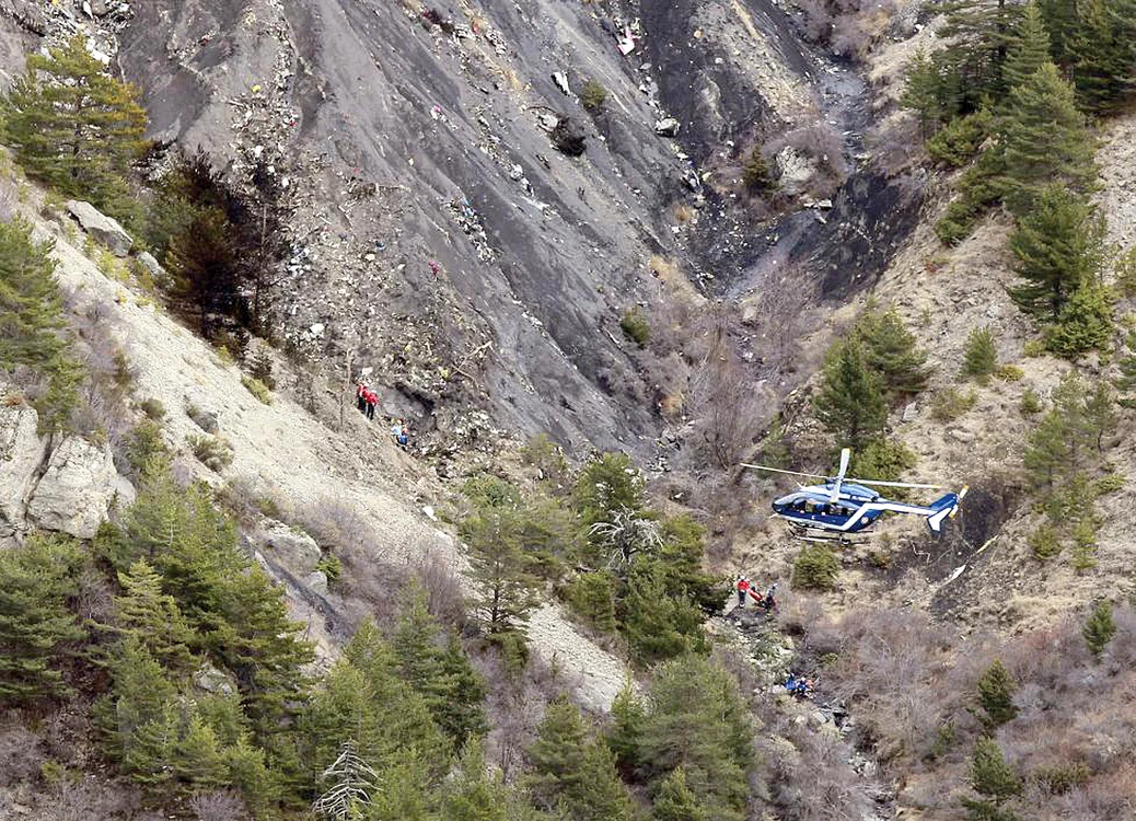
    Înregistrările din cutia neagră a zborului 4U 9525 Germanwings şochează planeta. Andreas Lubitz, de 28 de ani, l-a încuiat afară pe comandant apoi a prăbuşit avionul în Alpi. Pasagerii nu au realizat că mor decât în ultimele secunde  Foto: AP  