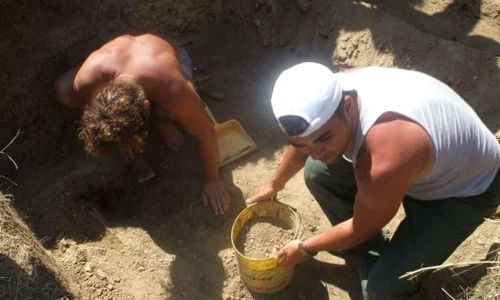 Patru morminte ale unor foşti deţinuţi politic, descoperite în Aiud jpeg