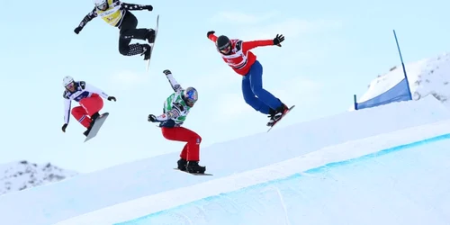 Concurenţi se întrec în timpul Cupei Mondiale de Schi Freestyle FIS  în cadrul probei mixte de Snowboardcross în Val Thorens Franţa FOTO Guliver / Getty Images / Laurent Salino 