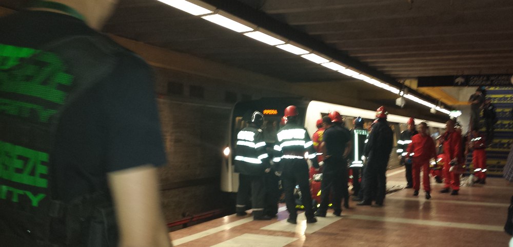 Circulația pe Magistrala 2 de metrou a fost blocată, după ce un bărbat a încercat să se sinucidă