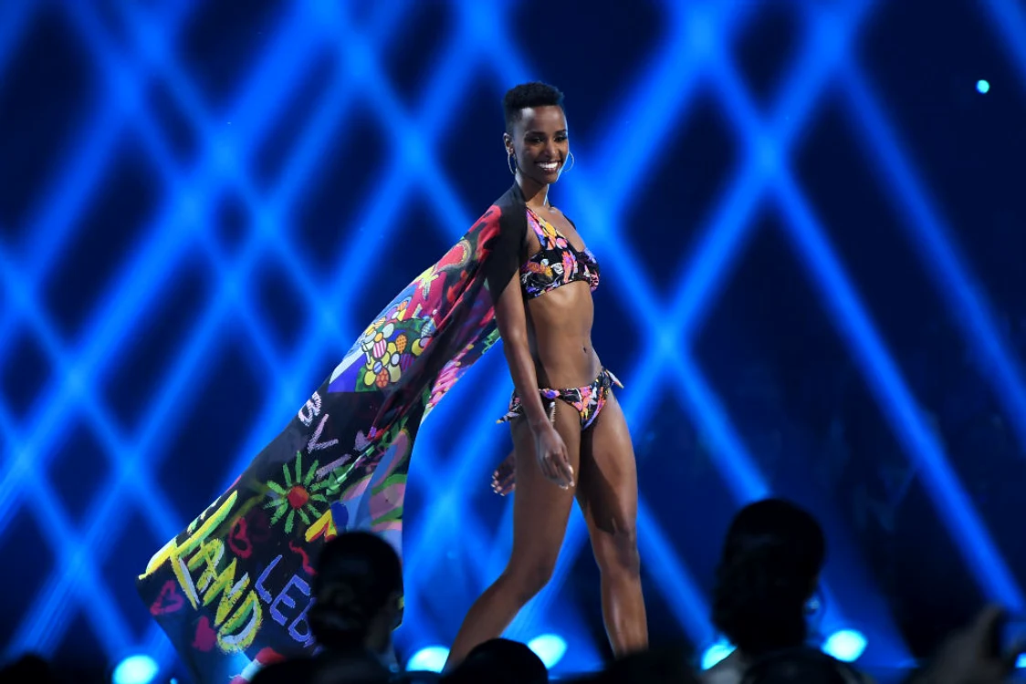 Zozibini Tunzi, pe podium la proba costumelor de baie