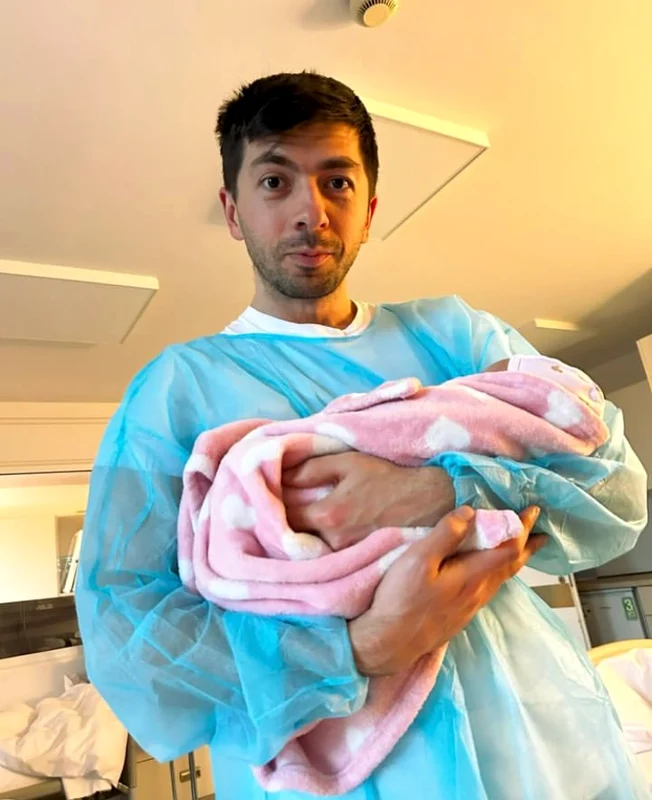 Mircea Bravo, în brațe cu fiica lui Mira / Sursa: Instagram 