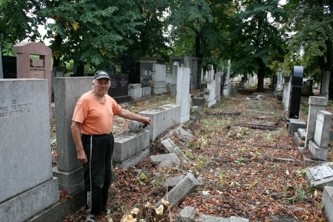 Nimic nu atestă mai bine dispariţia comunităţii evreieşti decât starea cimitirului israelit FOTO C Crângan