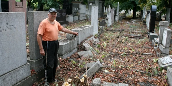 Paragina cimitirului evreiesc din Galaţi FOTO C Crângan