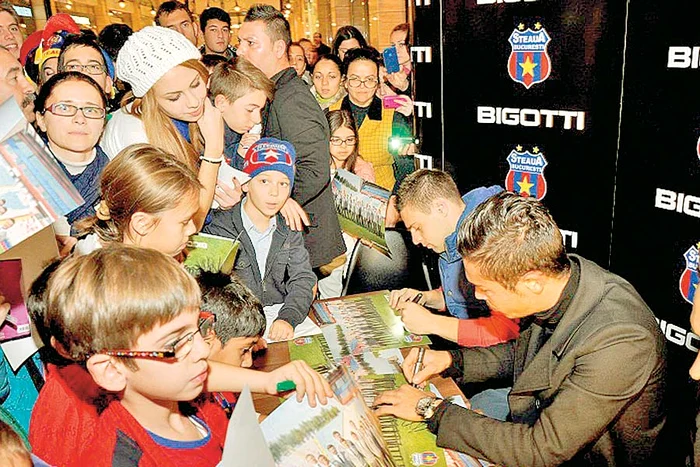 După ce au făcut cumpărăturile,  steliştii au dat autografe