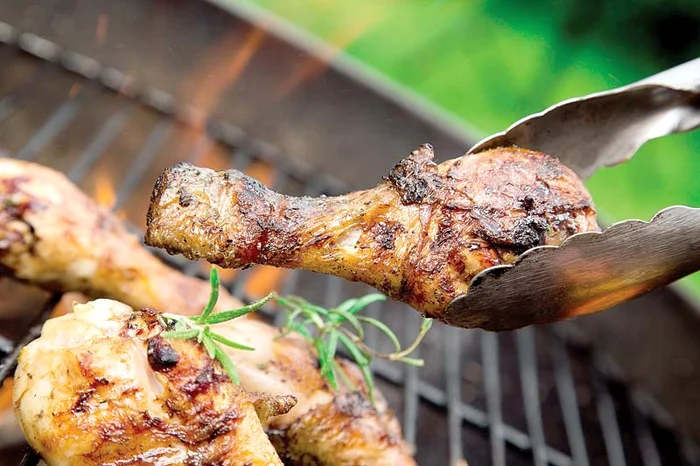 Carnea supracoaptă pe cărbuni creşte riscul în toate cardiopatiile