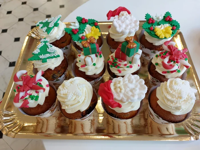 Cupcake-urile sunt decorate  cu brăduți și steluțe