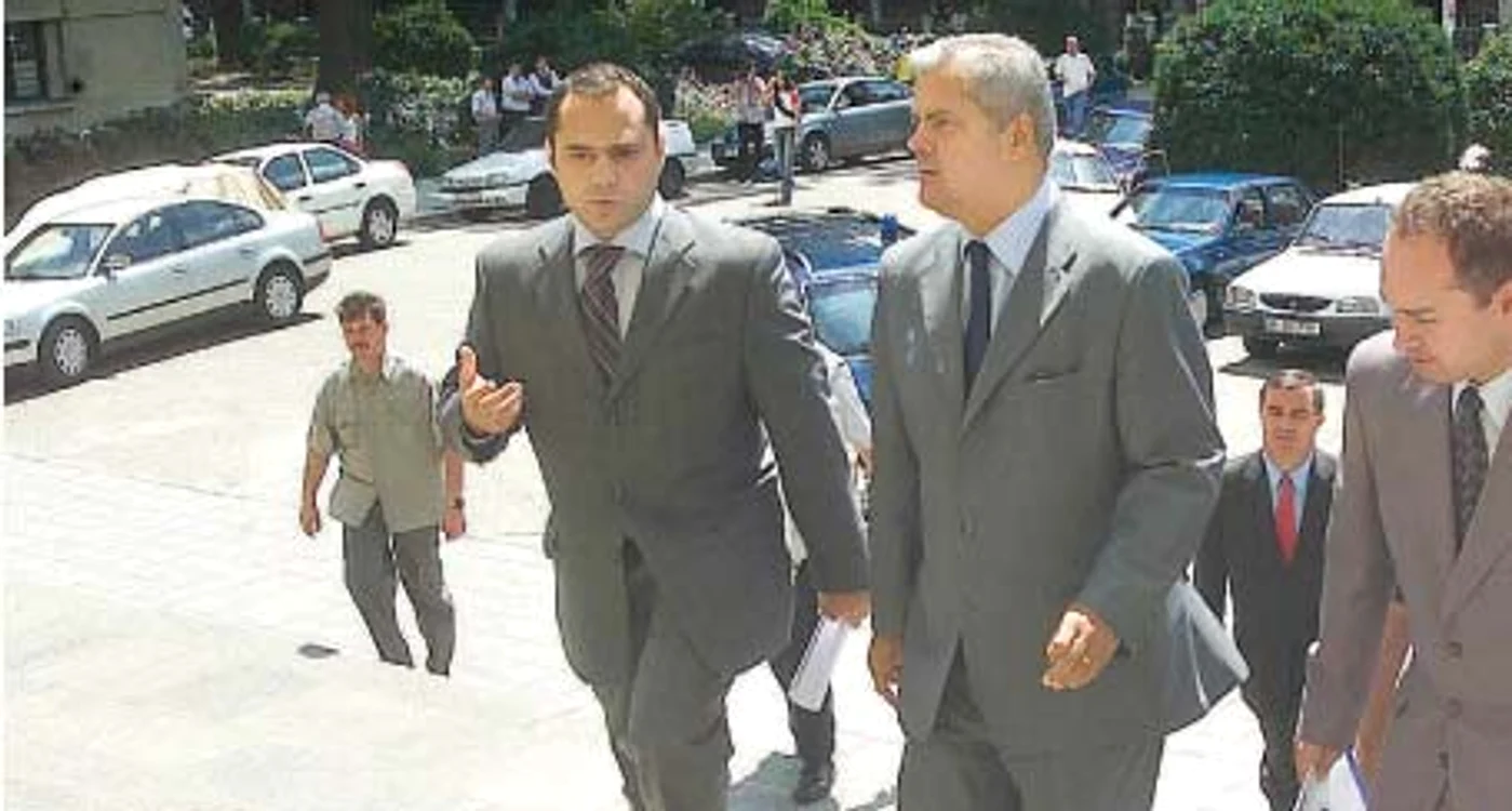 Coordonatorul lucrării de doctorat a lui Ponta, Adrian Năstase, soseşte şi el la festivitate p Fotografii: arhiva adevărul