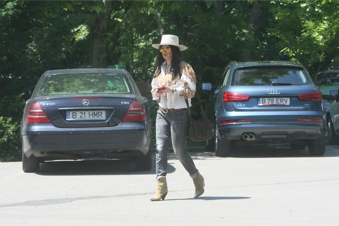 
    Monica Bârlădeanu, elegantă și pe stradăFoto: Bogdan Mitu  