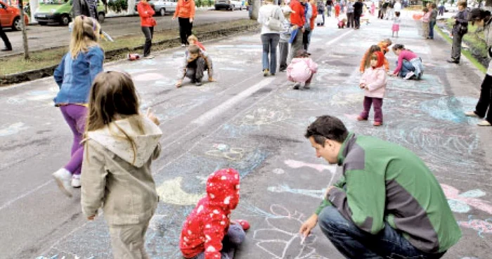 Indiferent de veniturile părinţilor, copiii  se joacă nediscriminatoriu  