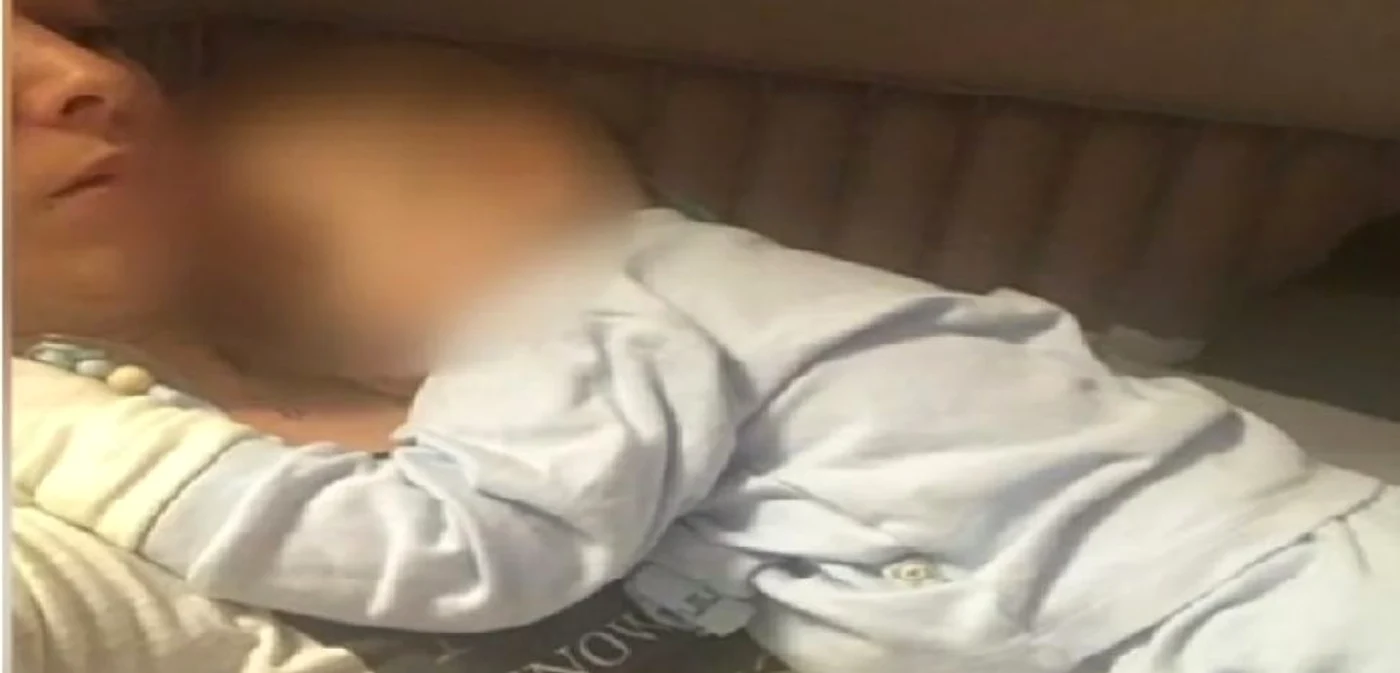 Bebeluşul internat la Vâlcea cu laringită şi transferat apoi în Capitală în comă cerebrală de gradul 3, a încetat din viaţă, după două luni în care a fost ţinut numai pe aparate, imaginea oferită de părinţi presei a fost surprinsă în Spitalul Judeţean Vâlcea; Foto: Adevărul