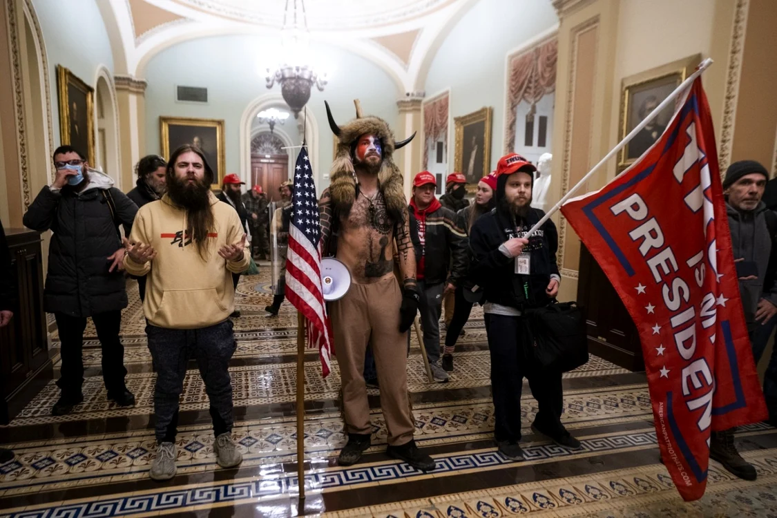 Jacob Anthony Chansley supranumit „şamanul QAnon” a devenit imaginea asaltului asupra Capitoliului FOTO EPA-EFE