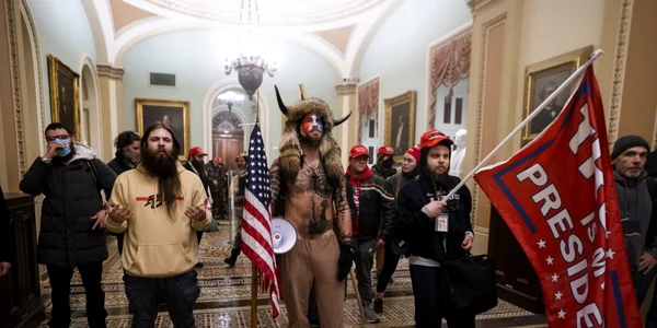 Jacob Anthony Chansley supranumit „şamanul QAnon” a devenit imaginea asaltului asupra Capitoliului FOTO EPA-EFE
