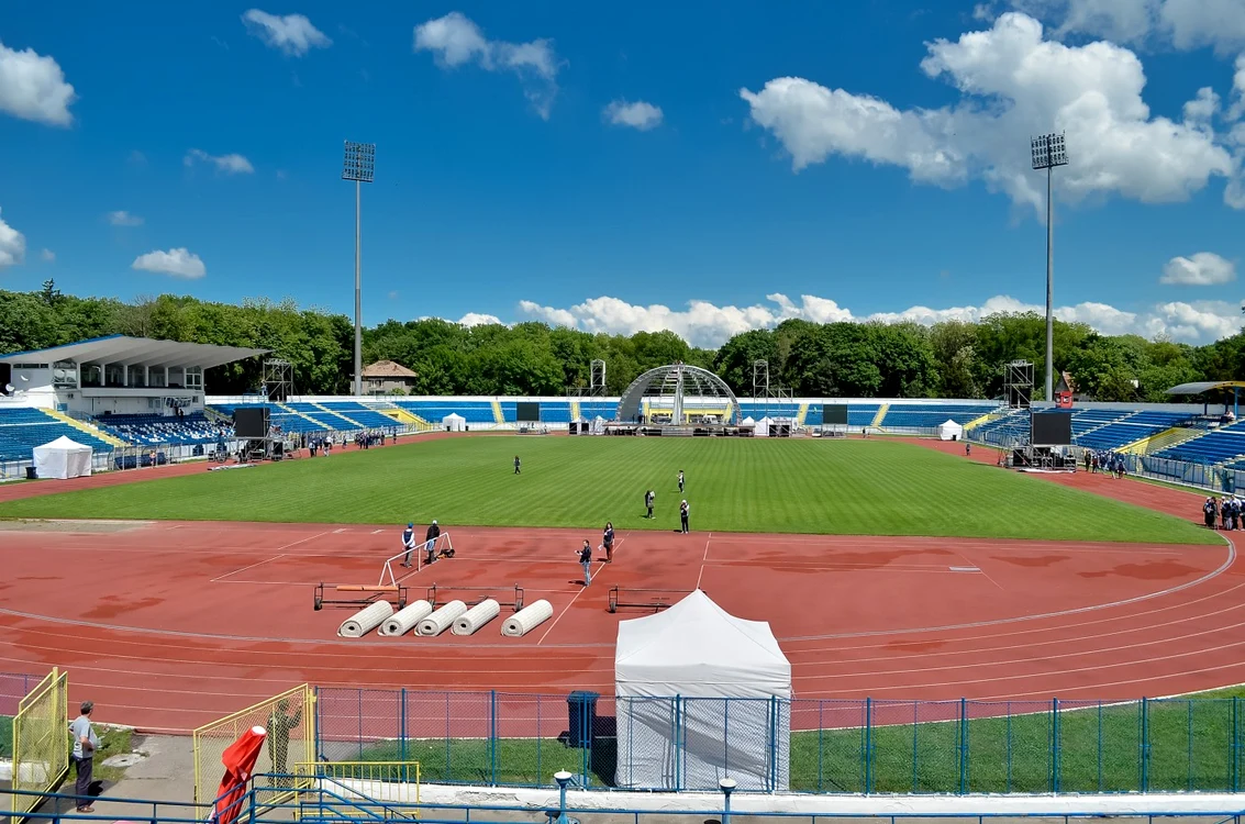 Îngrijirea stadionul din Iaşi a fost oferită de baronul Nichita fratelui lui Marian Oprişan de la Vrancea FOTO Adevărul