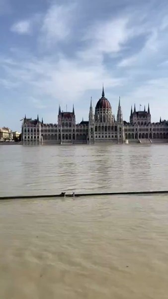 Dunărea a inundat Budapesta. Stația de metrou a fost închisă, iar două porți de protecție protejează Parlamentul. Primarul: „Partea grea urmează să vină”