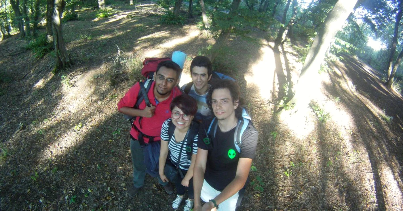 Nu e Blair Witch Project, e un selfie făcut de clujeanul Marius Lazin, ghidul pădurii bântuite, cu câţiva turişti. FOTO: Hoia Baciu Project