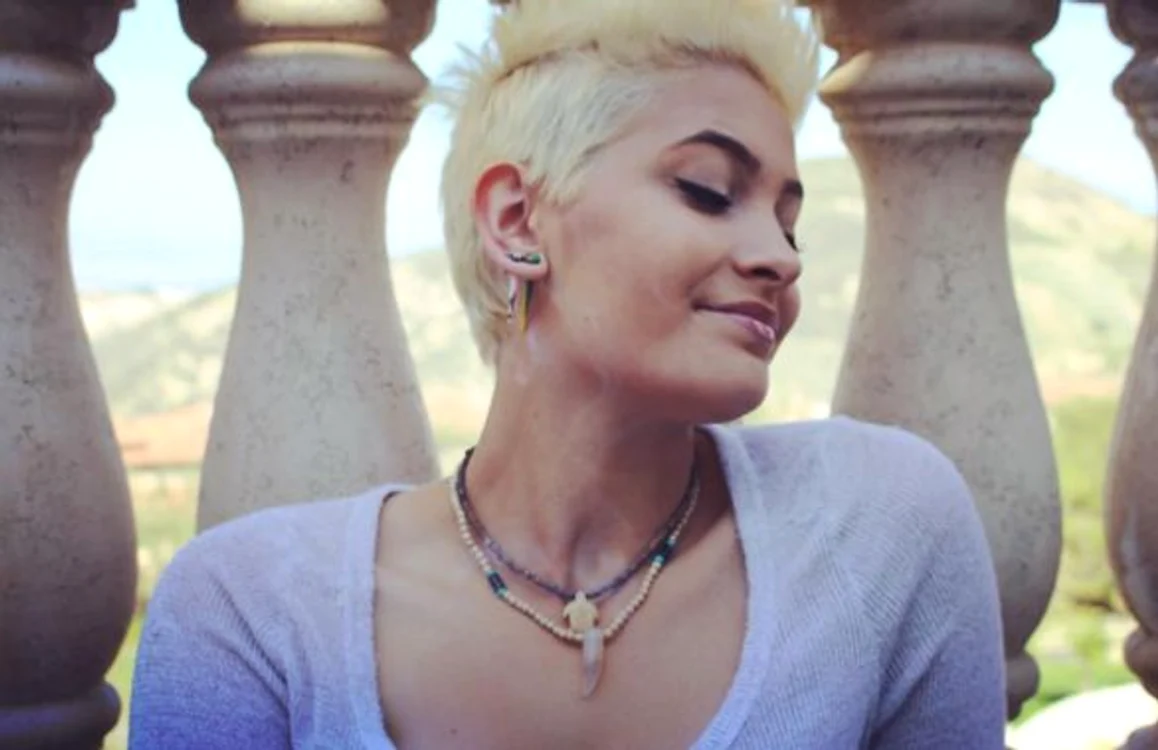 
    Paris Jackson nu nu a ezitat să-și sărute prietena în publicFoto: Splash News  