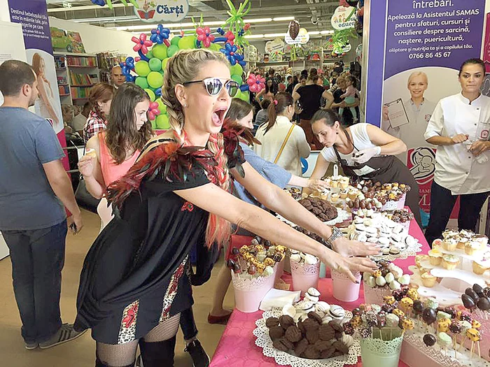 Solista dă iama  la evenimente  în farfuriile  cu dulciuri